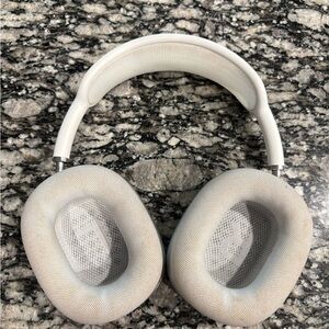 Apple AirPods Max - will come cleaned!